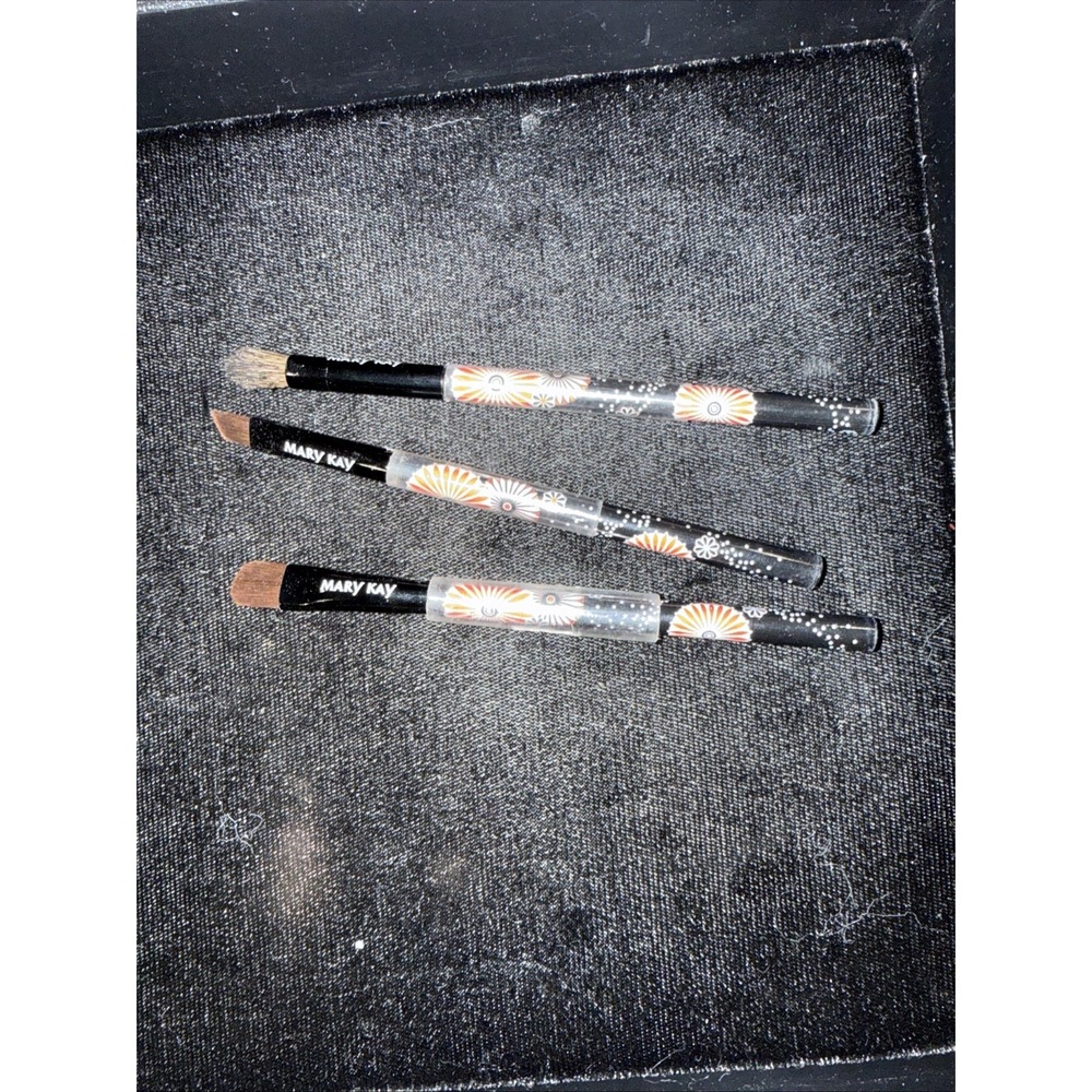 3 Pieces Mary Kay Make Up Brushes Limited‎ Edtion lot (2185)